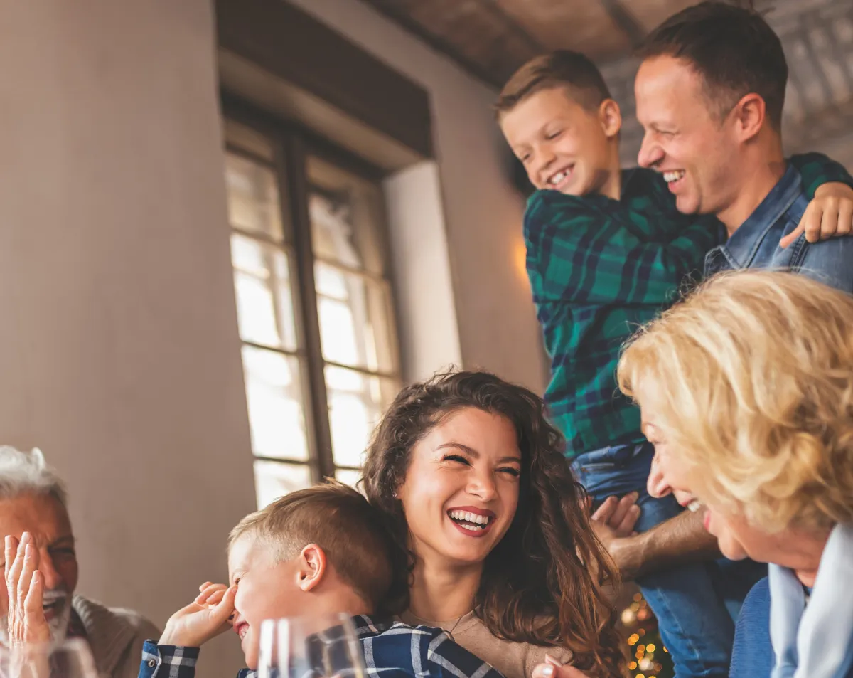 0c23299f-8836-4597-a4e6-4410c6a5cfb0webp - Desert Mobile Medical | Concierge Physicians Family interacting with a mobile healthcare provider, highlighting the benefits of membership in mobile healthcare services